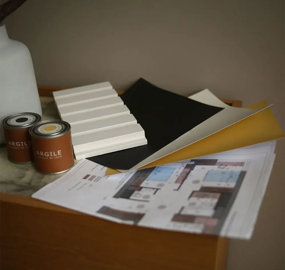 Процесс покраски дверей