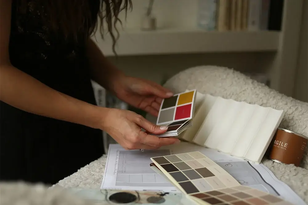 Выбор краски для межкомнатных дверей